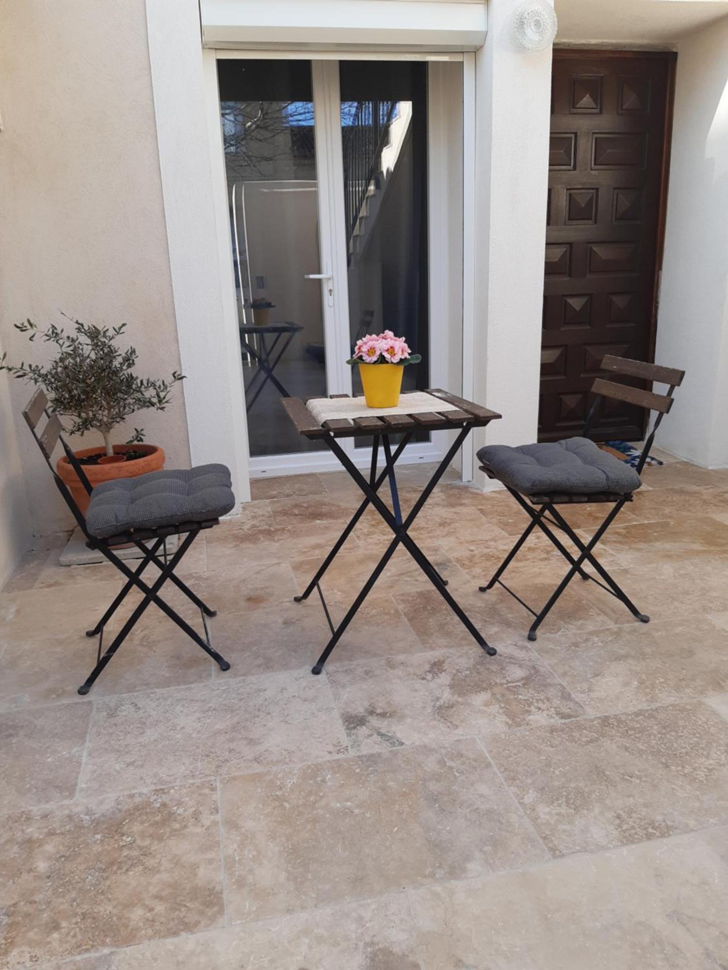 Le Gite D'Eglantine Eyguières Extérieur photo